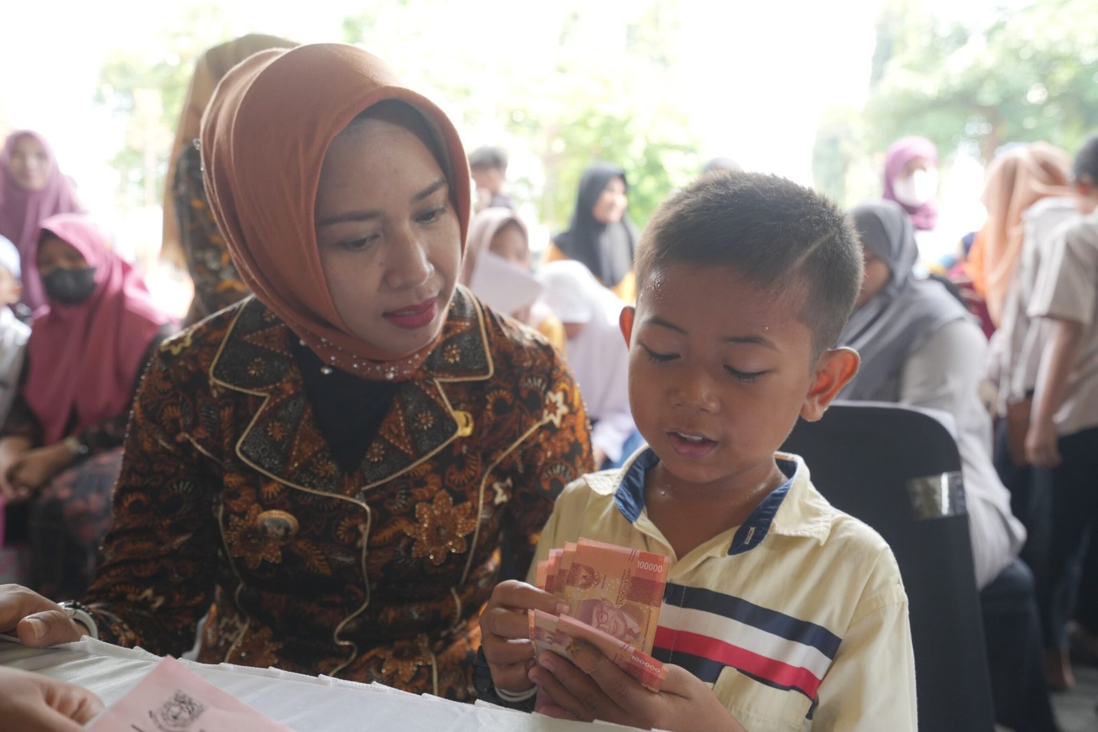 Penyaluran Bantuan Sosial untuk Anak Yatim Non-Panti, Ning Ita: “Anak-Anak Harus Merasa Bahagia”